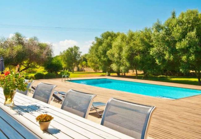 Piscina y jardín con mesa para 8 personas