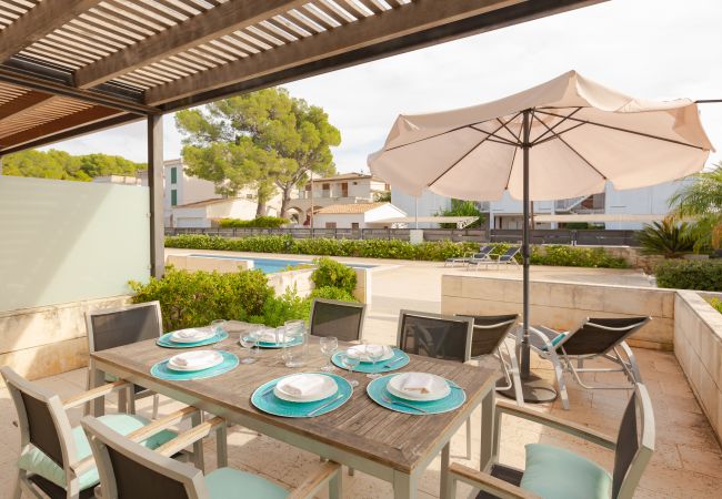 Terraza cubierta con acceso a la piscina