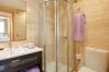 Baño con ducha en el apartamento duplex B