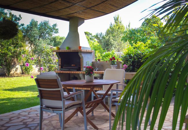 Barbacoa y mesa para comer