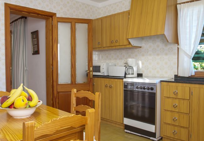 Cocina y mesa de desayuno