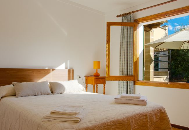 Dormitorio con cama de matrimonio