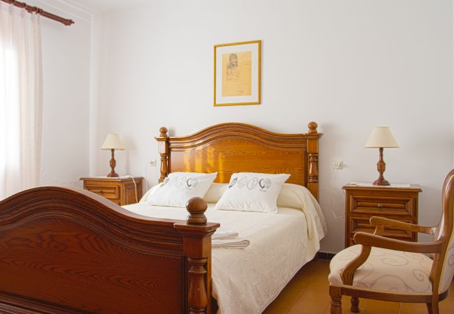 Habitación con cama doble y butaca