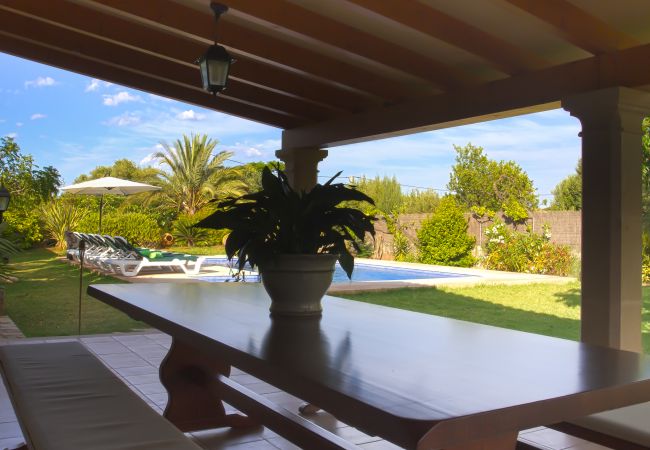 Mesa para 8 personas en la terraza