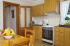 Cocina y mesa de desayuno