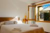 Dormitorio con cama de matrimonio