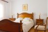 Habitación con cama doble y butaca