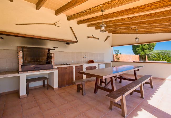 Barbacoa con vistas a la piscina y a la montaña