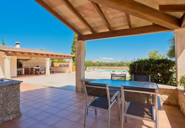 Vistas a la barbacoa y a la piscina desde la terraza