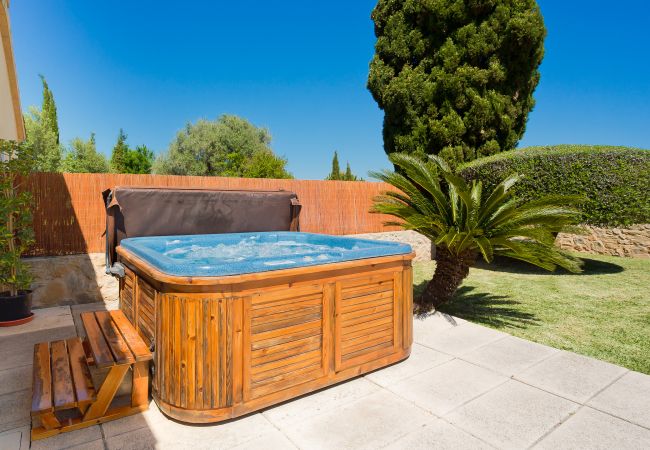 Jacuzzi en el jardín