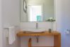 Waschbecken und Badezimmerspiegel en suite