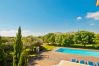 Blick auf den Garten und den Pool von der Terrasse