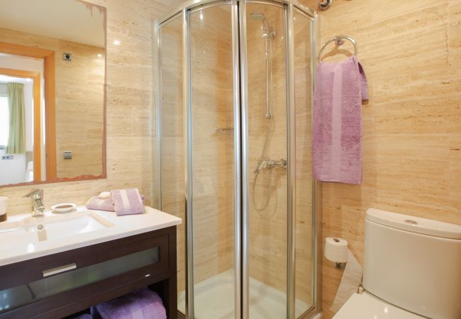 Badezimmer mit Dusche in der Maisonette B-Wohnung