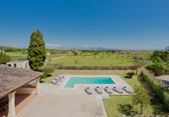 Blick auf den Pool und die Bucht von Alcudia