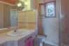 Badezimmer mit Einzelwaschbecken, großem Spiegel und Dusche