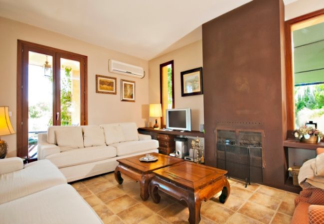 Spacious living room with fireplace