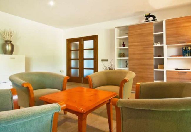 Living room with armchairs and coffee table