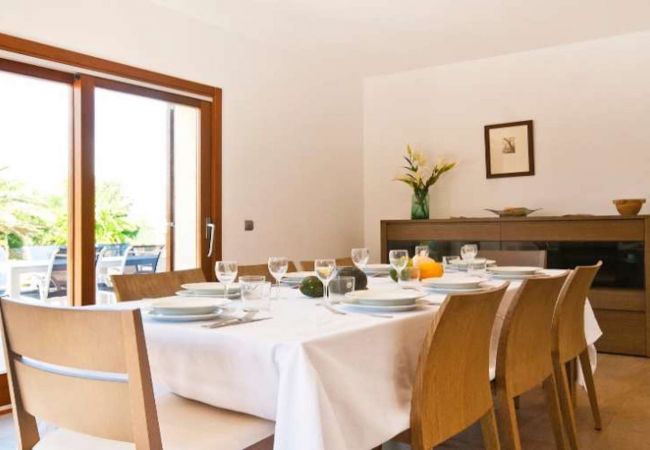 Dining room with garden view