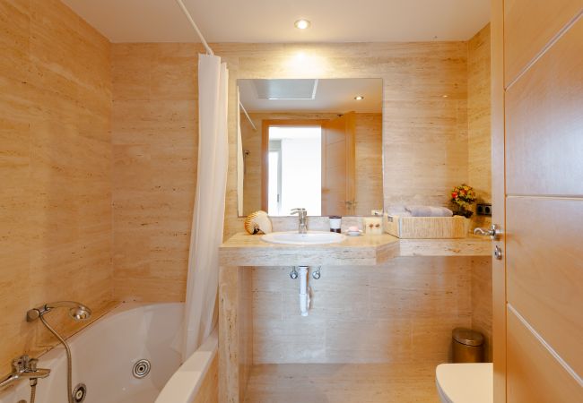 Full bathroom with ensuite bath in the master bedroom