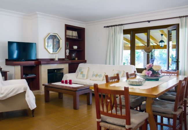 Living room with dining table, satellite TV and wifi