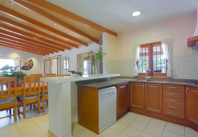 Kitchen and dining room for 8 people