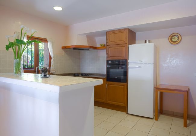 Fully equipped kitchen with breakfast bar
