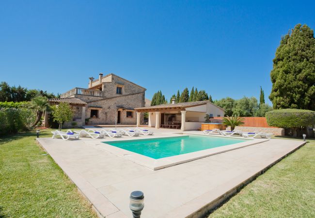 Facade, pool and jacuzzi