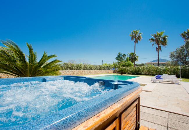 Jacuzzi and pool overlooking Alcudia