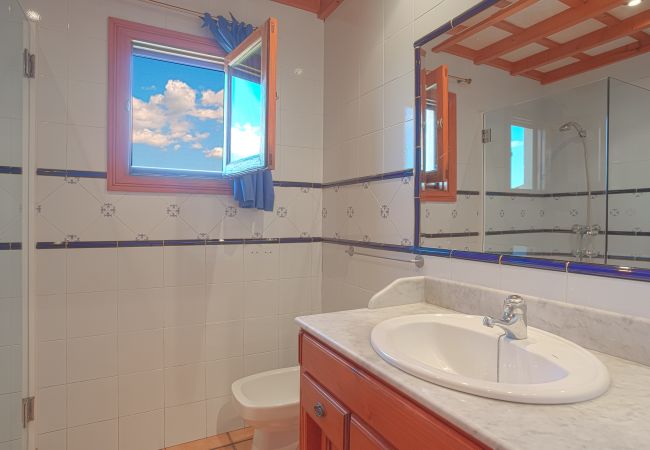 Bathroom with shower and wc