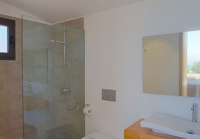 Bathroom with shower tray and glass screen